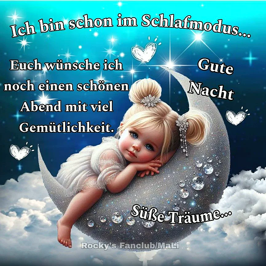 Ein niedliches Baby ruht friedlich auf einem glitzernden Halbmond unter einem sternenklaren, blauen Nachthimmel. Das blonde Kind mit blauen Augen trägt ein weißes Kleid und wünscht süße Träume für eine gemütliche Nacht.