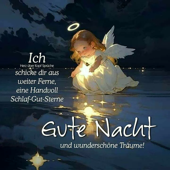 Ein Engel mit Flügeln und Heiligenschein sitzt am Wasser, hält eine leuchtende Kugel und schickt Schlaf-Gut-Sterne. Im Hintergrund ist ein nächtlicher Himmel mit Wolken und Sternen.