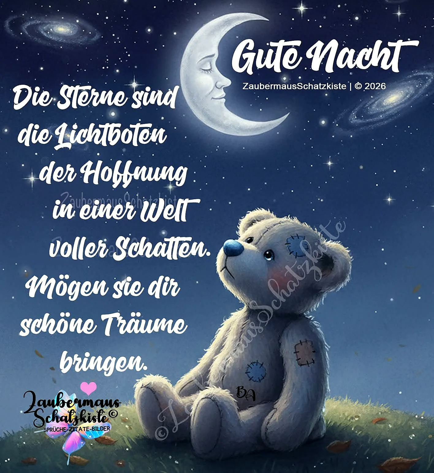Ein bezaubernder Teddybär sitzt auf einem grünen Hügel unter einem klaren, dunkelblauen Sternenhimmel. Ein lächelnder Halbmond und glitzernde Sterne erleuchten die Szene. Die Botschaft "Gute Nacht" mit einem Spruch über Hoffnung und Träume vermittelt eine beruhigende Stimmung.