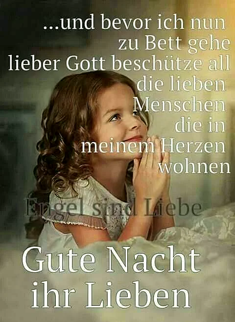 Ein kleines Mädchen mit lockigem braunem Haar, bekleidet mit einem hellen Oberteil, kniet mit zum Gebet gefalteten Händen. Sie blickt mit einem verträumten und friedlichen Ausdruck nach oben, umgeben von weichem, warmem Licht, was einen liebevollen Gute-Nacht-Wunsch vermittelt.
