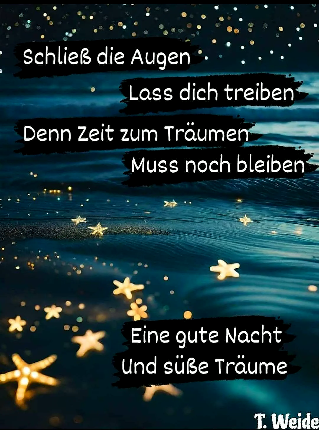 Ein magisches Gute Nacht Bild mit leuchtenden Seesternen, die auf einer dunkelblauen Wasseroberfläche schwimmen. Funkelnde Lichter spiegeln sich im Wasser und erhellen den dunklen Hintergrund für eine friedliche, träumerische Atmosphäre.