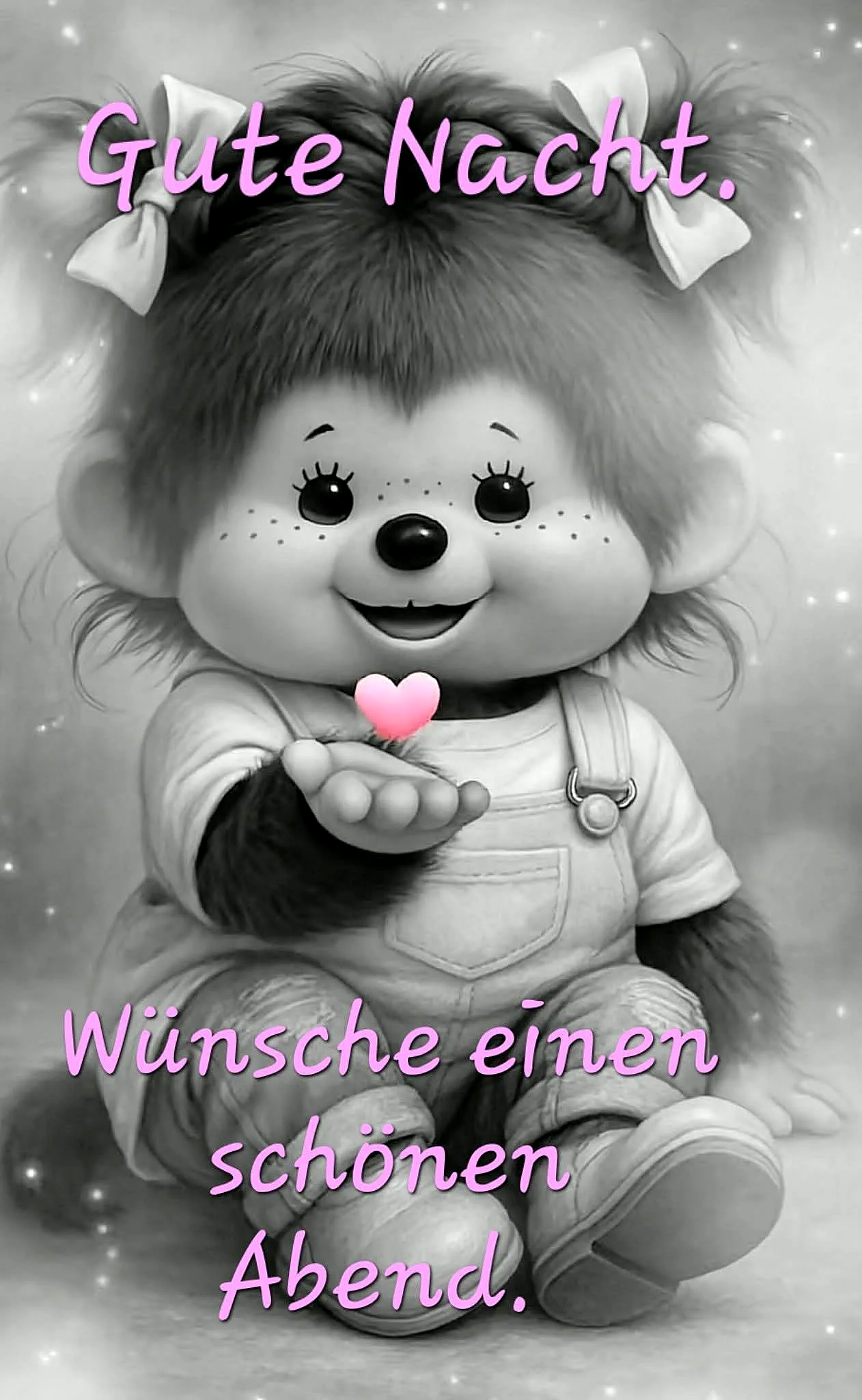 Ein niedliches, affenähnliches Plüschtier in Schwarz-Weiß-Tönen, das ein zartrosa Herz in der Hand hält. Die liebevolle Szene vermittelt eine ruhige und geborgene Gute-Nacht-Stimmung mit funkelndem Hintergrund.