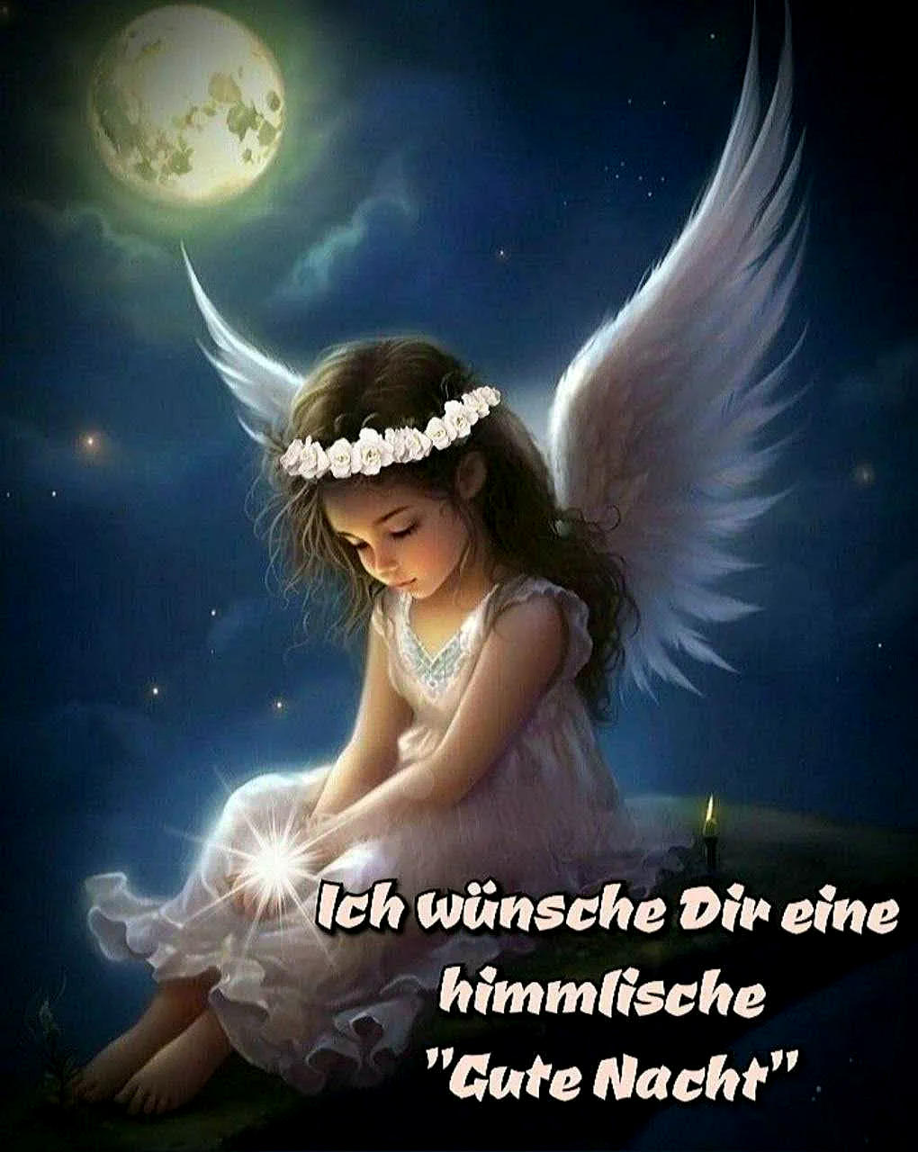 Ein kleines Engelmädchen sitzt unter einem riesigen Mond im dunklen Nachthimmel. Es trägt weiße Flügel, einen Blumenkranz und ein fließendes Kleid. Ein leuchtender Stern in ihrer Hand und eine kleine Kerze sorgen für eine friedliche, magische Atmosphäre.
