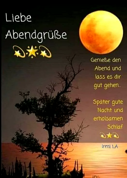 Ein Foto eines sonnigen Sonnenuntergangs am Meer mit einem Baum im Vordergrund und einem großen Vollmond im Himmel, der in goldenes Licht getaucht ist.