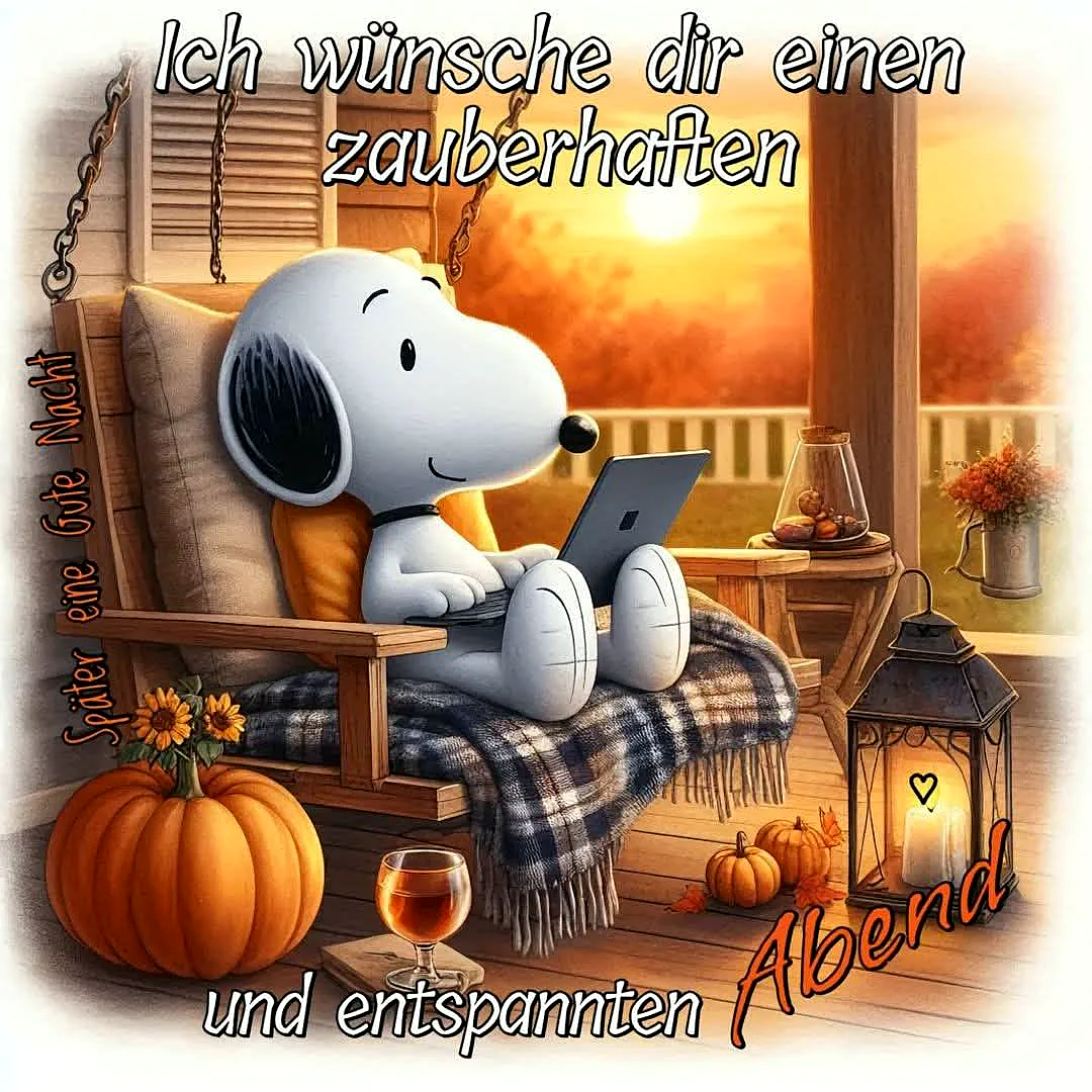 Snoopy sitzt entspannt auf einer Schaukelbank, in eine Decke gehüllt, mit Laptop. Ein warmer Sonnenuntergang, Kürbisse, Blumen, ein Weinglas und eine Laterne schaffen eine gemütliche, romantische Herbstabendatmosphäre.