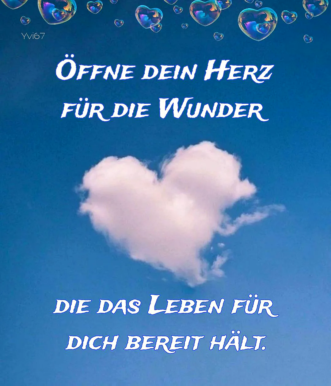 Ein herzförmiges Wolkengebilde schwebt vor einem strahlend blauen Himmel, umgeben von schillernden, herzförmigen Seifenblasen. Der Text ermutigt: "Öffne dein Herz für die Wunder, die das Leben für dich bereithält." Eine warme, hoffnungsvolle Atmosphäre für gute Nacht Grüße.