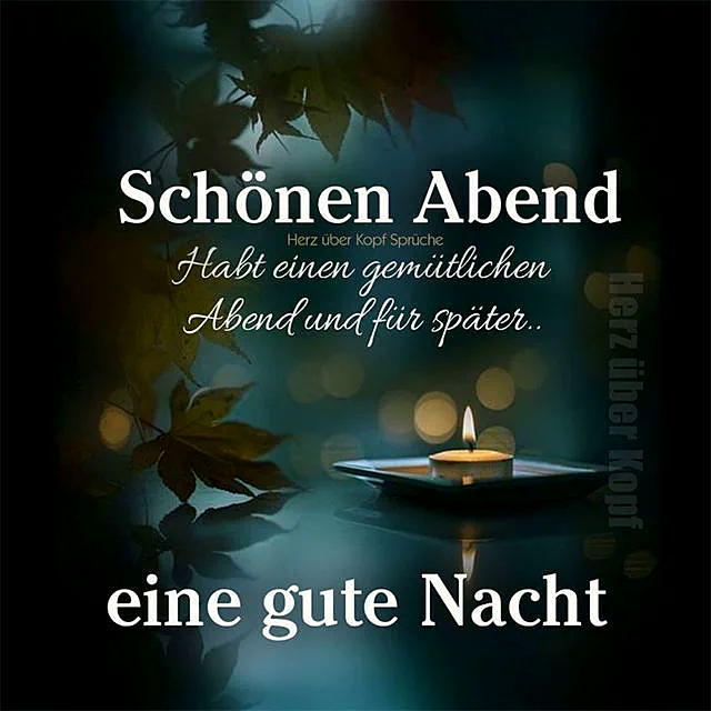 Ein brennendes Teelicht auf einem schwarzen Teller, umgeben von Blättern und warmen, goldenen Lichtern im Hintergrund. Die Szene ist dunkel und ruhig.