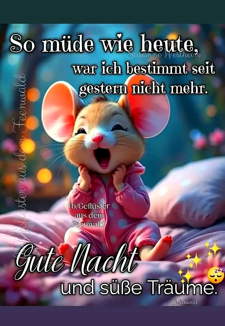 Ein niedliches Maus-Kind in rosa Pyjama sitzt auf einem pinken Kissen, umgeben von bunten Lichtern, mit großen Ohren und einem müden Gesichtsausdruck.