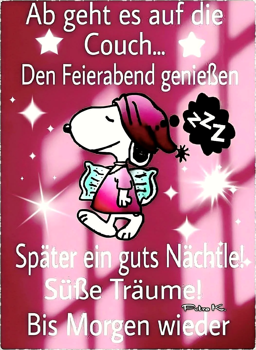 Ein Cartoon von Snoopy, der auf einer Couch sitzt und schläft. Der Hintergrund ist rosa mit weißen Sternen.