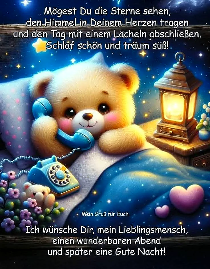 Ein flauschiger, beige Teddybär liegt gemütlich im Bett unter einer glitzernden, blauen Sternendecke. Mit roten Bäckchen hält er einen altmodischen, blauen Telefonhörer am Ohr. Ein leuchtendes Laternenlicht und rosa Herzen schaffen eine warme, verträumte Gute-Nacht-Stimmung.