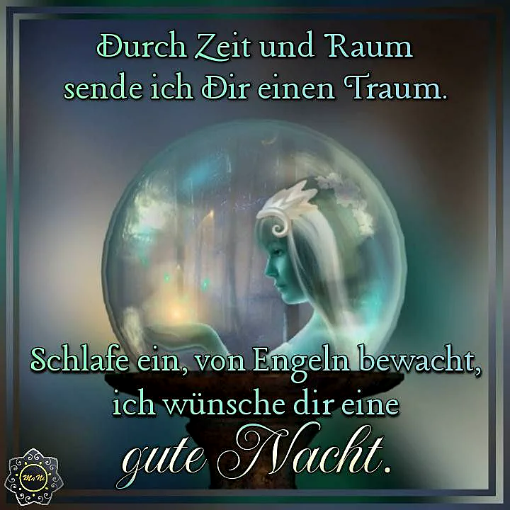 Ein ruhiges, blau-türkises Bild mit einer gläsernen Kugel, darin eine Frau mit langen Haaren, im Hintergrund Engel. Die Kugel sitzt auf einem dunklen Ständer. Die Szene ist von einer sanften, blauen Lichtstimmung umgeben.