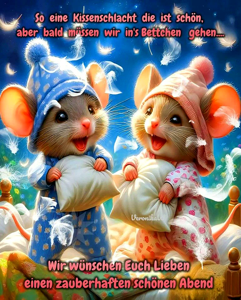 Zwei entzückende Mäuse in weichen Pyjamas halten ihre Kopfkissen fest. Sie stehen vor einem leuchtend blauen Nachthimmel, durch den magisch schimmernde Federn schweben, was eine liebevolle und gemütliche Schlafenszeit-Stimmung erzeugt.
