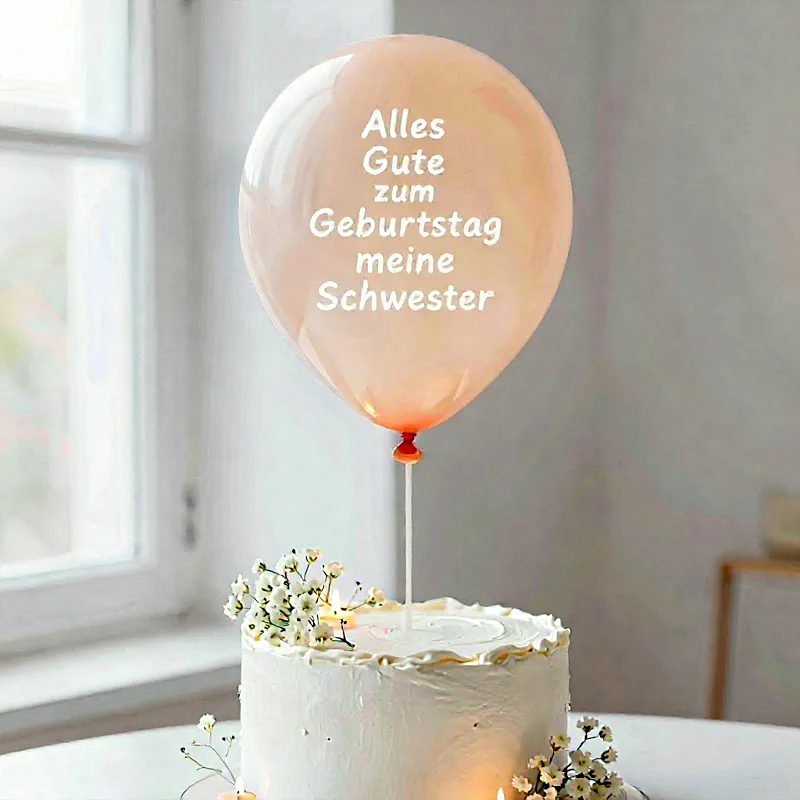 Eine liebevolle Geburtstagstorte mit weißer Creme, verziert mit zarten Schleierkrautblüten und brennenden Kerzen, trägt einen transparenten Pfirsich-Ballon mit dem Spruch 'Alles Gute zum Geburtstag meine Schwester' in gemütlicher Atmosphäre.