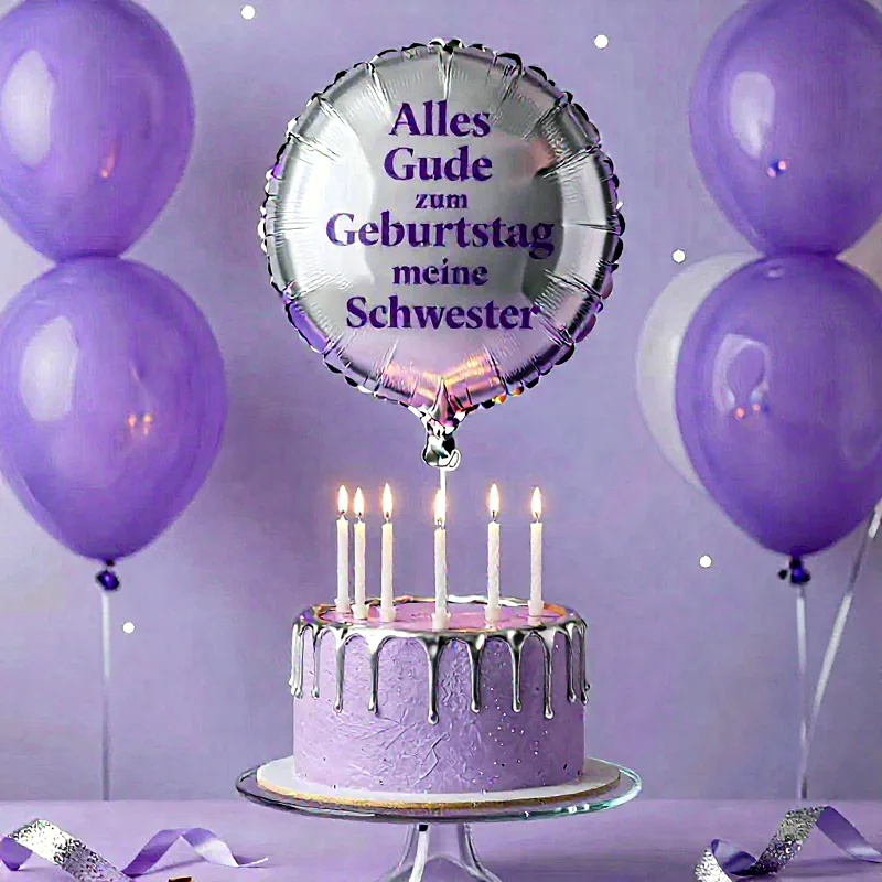 Eine wunderschöne lila Geburtstagstorte mit silberner Drip-Glasur und sieben brennenden Kerzen, umgeben von schwebenden violetten Luftballons. Ein glänzender Folienballon schwebt darüber mit der Aufschrift 'Alles Gute zum Geburtstag meine Schwester', festlich dekoriert für einen besonderen Anlass.