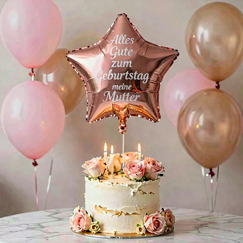 Geburtstagstorte für Mutter, dekoriert mit rosa Rosen und brennenden Kerzen. Roségoldener Sternballon mit 'Alles Gute zum Geburtstag meine Mutter' schwebt darüber, umrahmt von zarten Ballons.