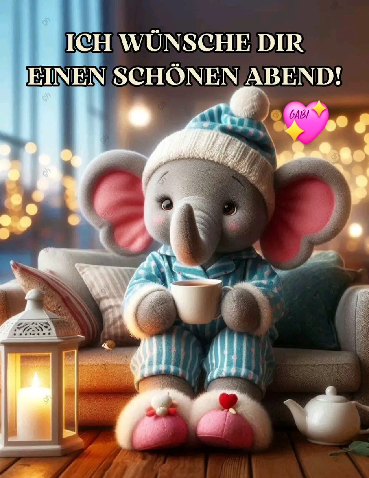Niedlicher Elefant in blauen Pyjama und Mütze sitzt gemütlich auf einem Sofa und hält eine Tasse. Ein warmes Guten-Abend-Grußbild mit Kerzenschein und Bokeh Lichtern.