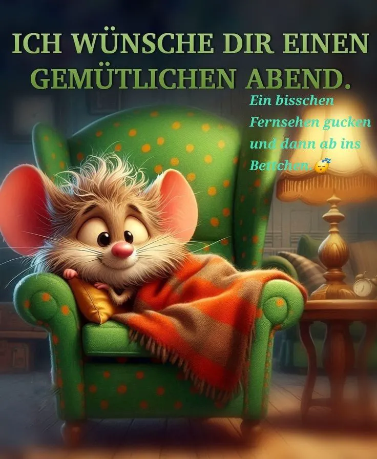 Ein niedliches Maus-Männchen sitzt in einem grünen Sessel mit orangefarbenen Punkten, trägt eine Decke und schaut gemütlich. Im Hintergrund steht ein Tisch mit einer Lampe.
