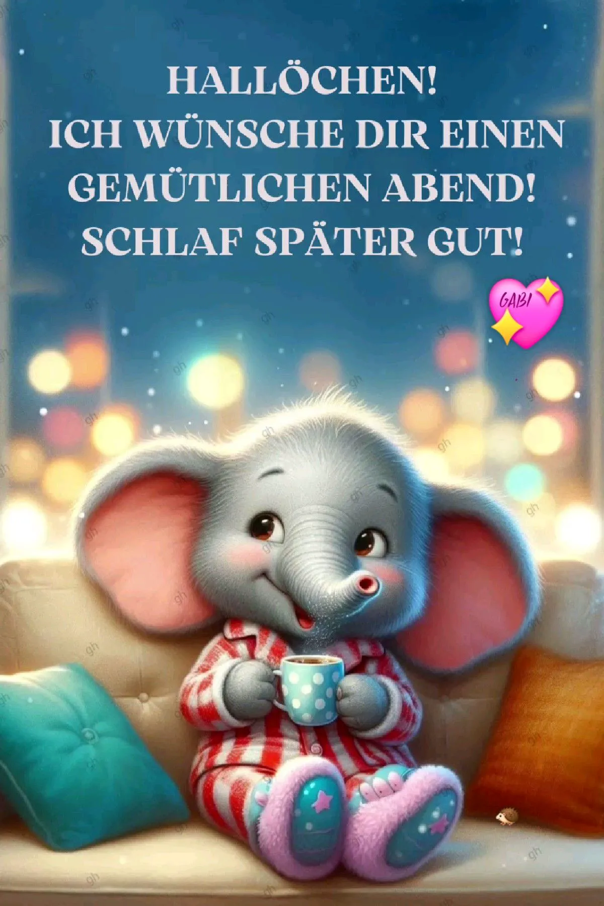 Niedlicher Baby-Elefant im Schlafanzug sitzt gemütlich auf einem Sofa, hält eine Tasse. Bokeh-Lichter im Hintergrund. Ein entspanntes Guten-Abend-Grußbild mit Wünschen und Grüßen.