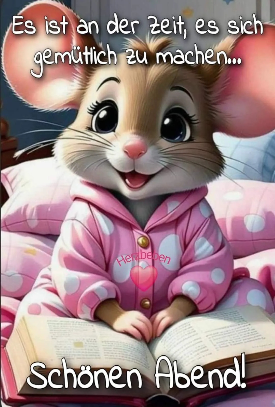 Eine niedliche Cartoon-Maus im gepunkteten Schlafanzug sitzt lesend auf Kissen. Sie lächelt fröhlich und wünscht einen gemütlichen Abend. Perfektes Guten-Abend-Grußbild zum Teilen.