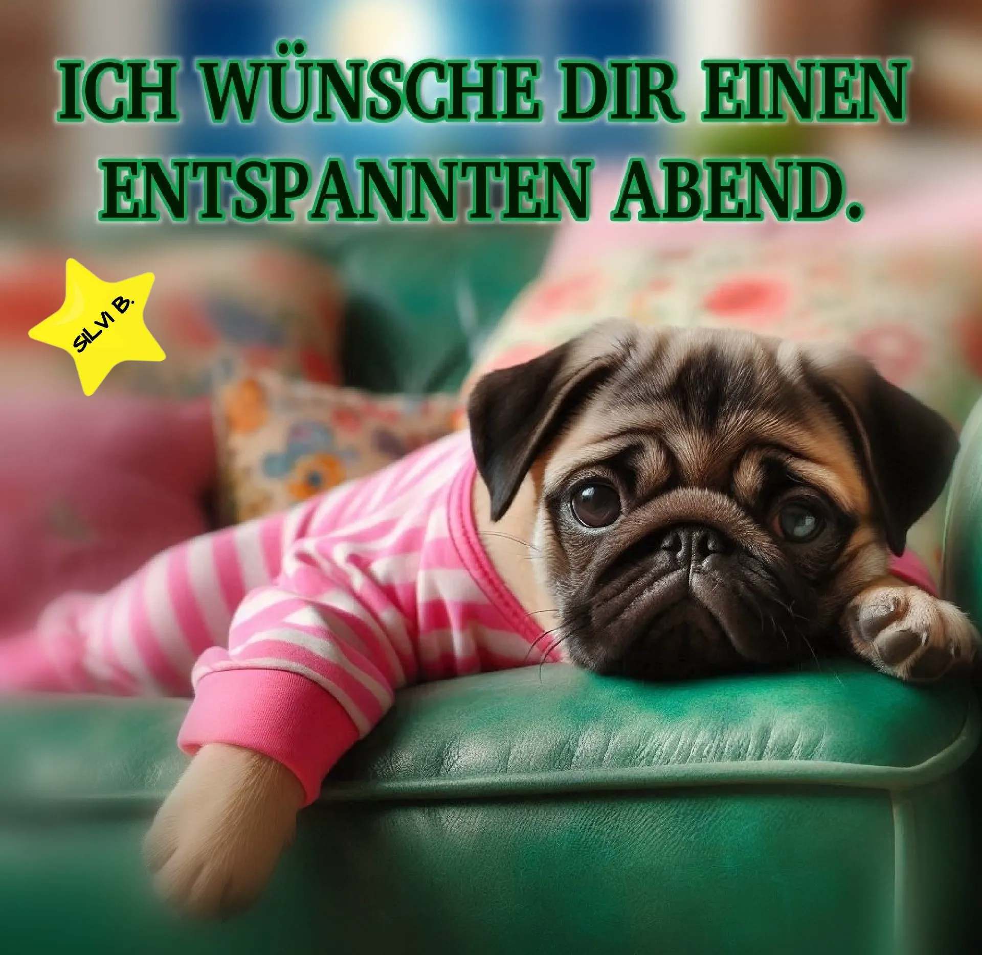 Ein süßer Mops-Welpe in rosa Schlafanzug liegt entspannt auf einer grünen Couch und wünscht einen schönen Abend. Perfektes Guten-Abend-Grußbild zum Teilen.