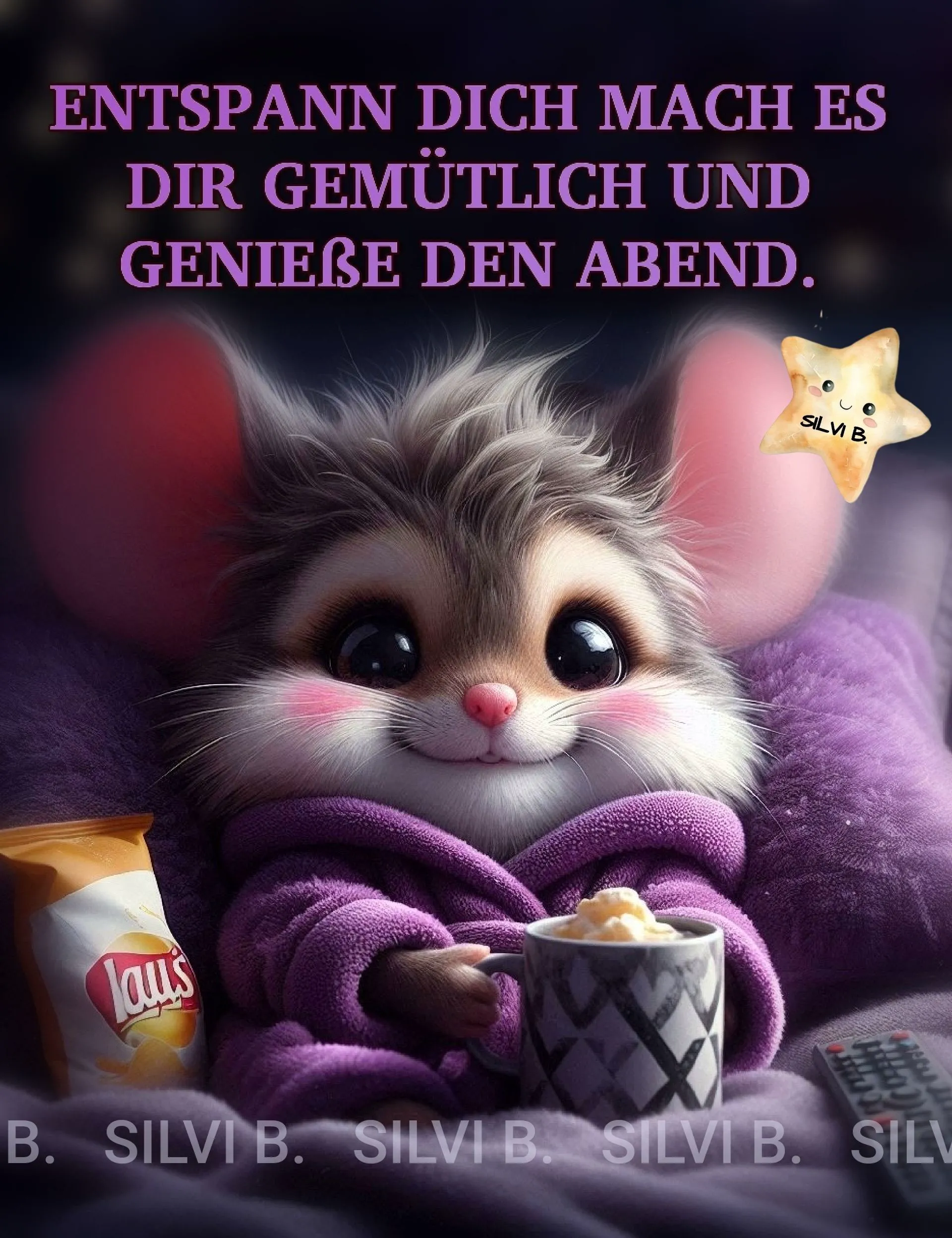 Süßes flauschiges Mäuschen im lilafarbenen Bademantel, gemütlich mit Tasse und Chips. Ein Stern mit 'Silvi B.' schwebt am oberen Rand.