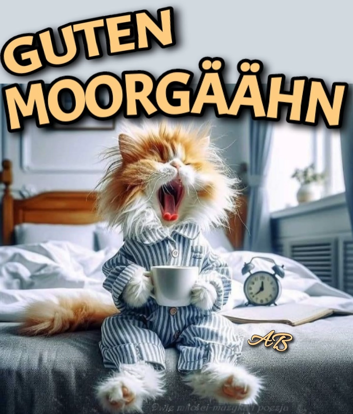 Flauschiges Kätzchen im gestreiften Schlafanzug gähnt am Morgen, hält eine Kaffeetasse. Ein lustiges Guten-Morgen-Grußbild für einen schönen Start in den Tag.