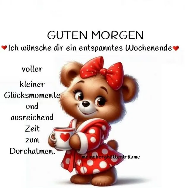 Ein niedlicher brauner Teddybär im roten, gepunkteten Bademantel hält eine weiße Tasse mit rotem Herz. Eine rote Schleife ziert den Kopf. Der Bär lächelt freundlich und überbringt einen herzlichen Wochenendgruß auf weißem Hintergrund.