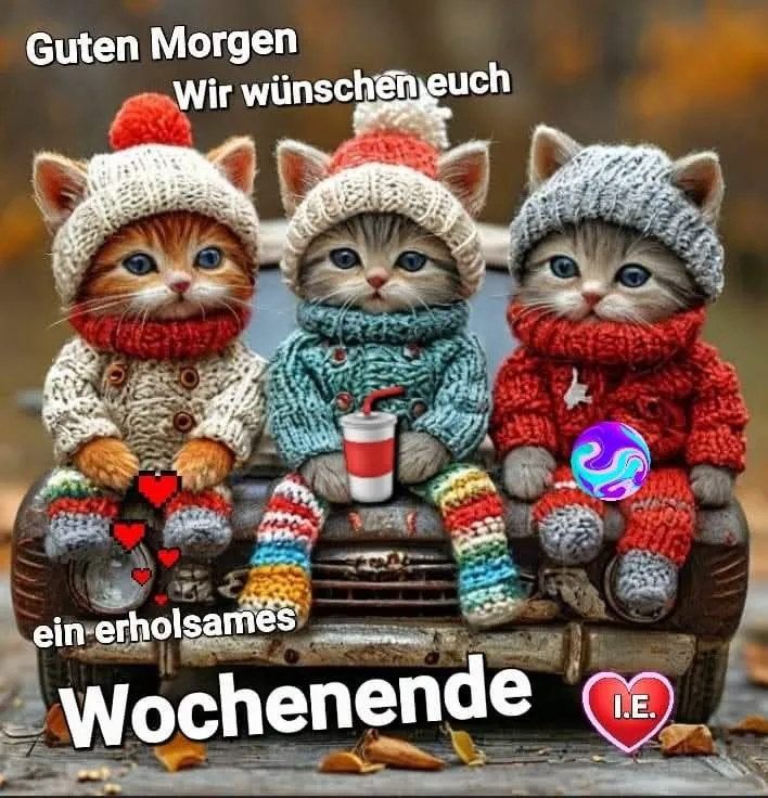 Drei Kätzchen in bunten Pullovern und Mützen sitzen auf einem alten Auto, umgeben von Herbstlaub. Sie halten einen Kaffee und haben Herzen um sich.