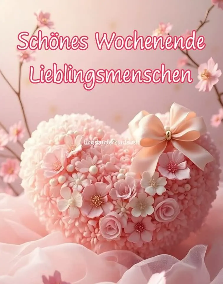 Ein herzförmiger Kuchen mit rosa und weißen Blumen und einer rosa Schleife, umgeben von Blumen und einem rosa Hintergrund.