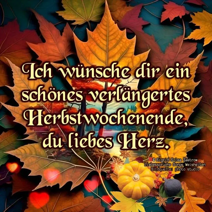 Warmes Herbstbild mit leuchtenden Ahornblättern in Gold, Orange und Rot. Ein kleiner gelber Zierkürbis, rote Beeren und sanfte Herzlichter vermitteln Gemütlichkeit. Zentraler Gruß: 'Ich wünsche dir ein schönes verlängertes Herbstwochenende, du liebes Herz'.