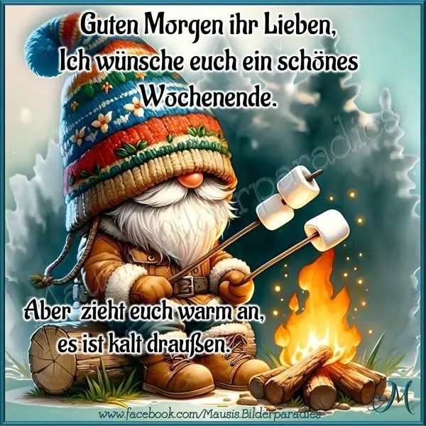 Ein putziger Gartenzwerg mit weißem Bart und bunter Strickmütze sitzt an einem warmen Lagerfeuer, röstet Marshmallows und wünscht ein gemütliches Wochenende in der winterlichen Natur.