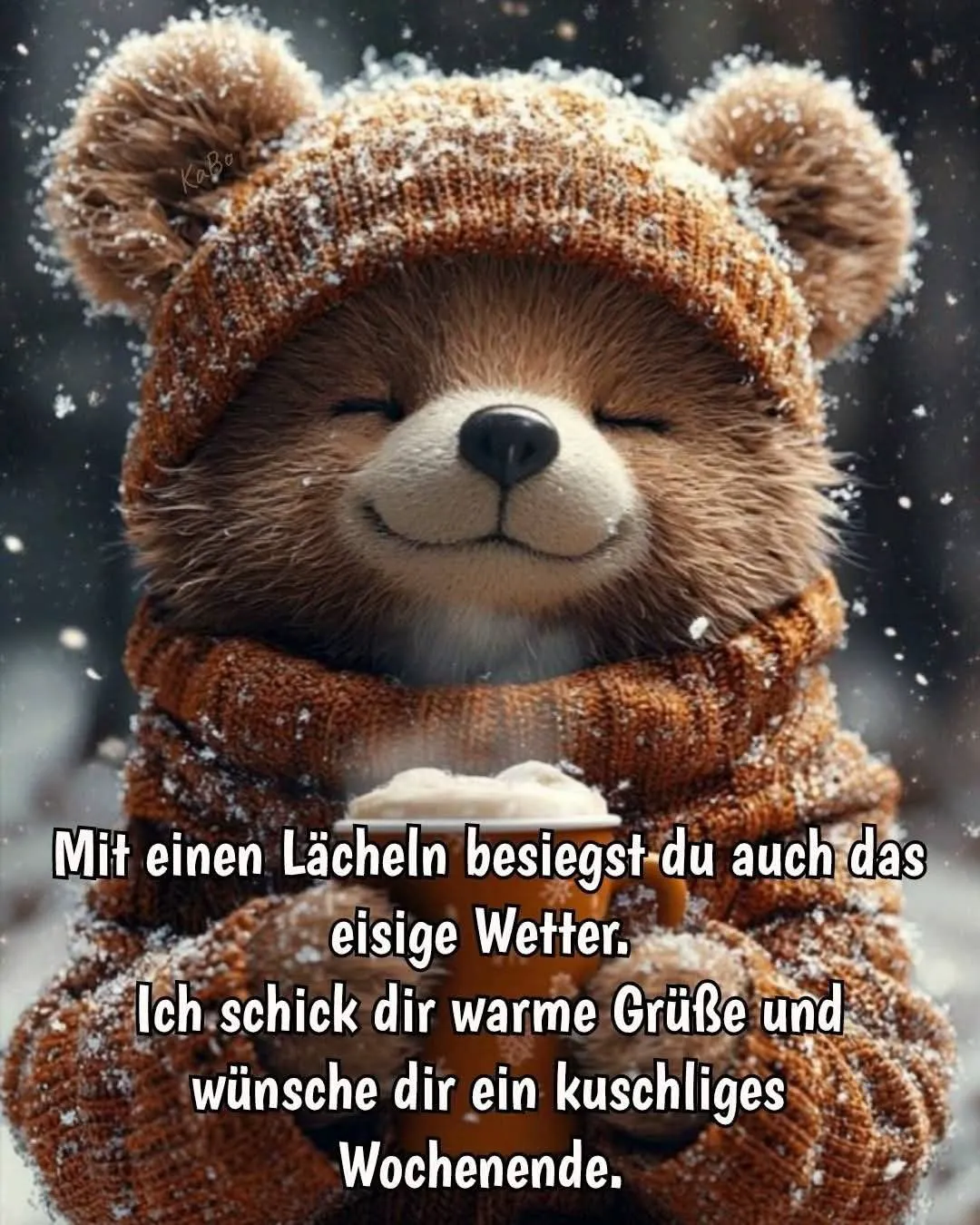 Ein lächelnder, brauner Teddybär trägt eine gestrickte Bommelmütze und einen dicken Schal im Schneefall. Er hält eine warme Tasse mit Schaumgetränk, während ihm kleine Schneeflocken auf Mütze und Schal liegen.