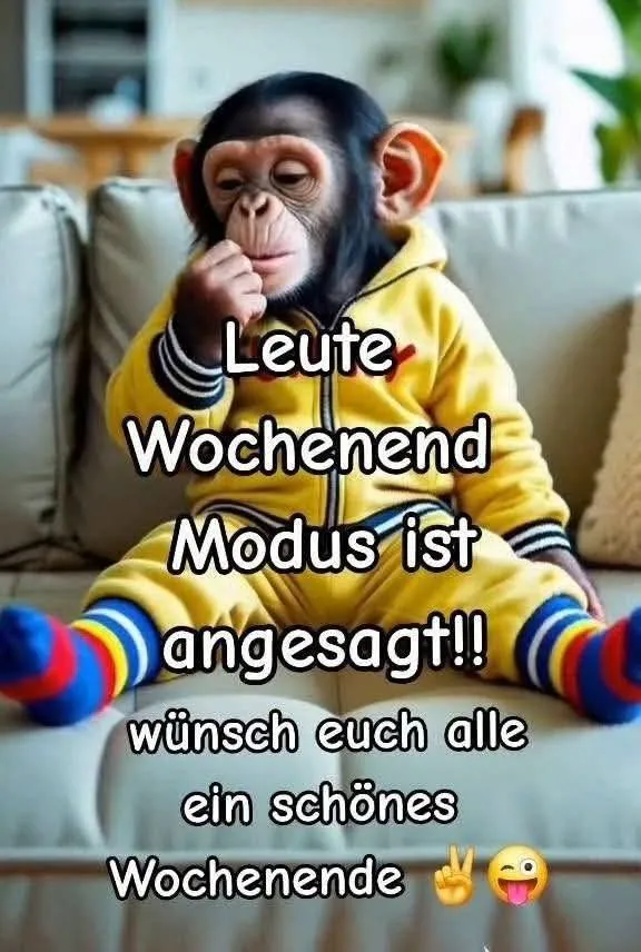 Ein Baby-Schimpanse im gelben Trainingsanzug sitzt auf einem hellen Sofa. Es schaut nachdenklich, ein Finger am Mund. Bunte Socken. Der verschwommene Hintergrund zeigt einen Wohnbereich. Entspannte Wochenendstimmung.