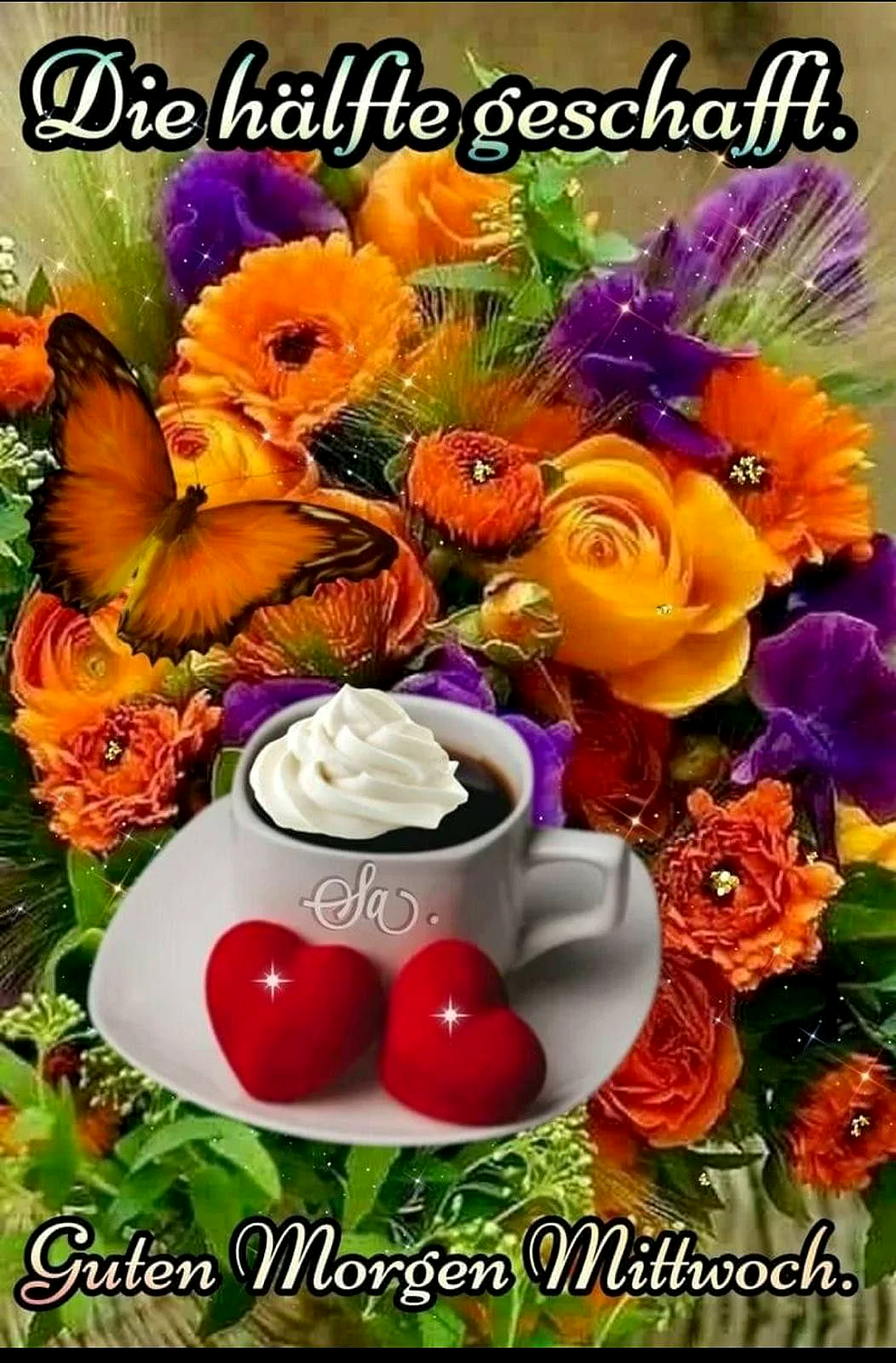 Ein farbenfroher Blumenstrauß mit orangefarbenen und violetten Blumen, ein orangefarbener Schmetterling, eine Tasse Kaffee mit Schlagsahne und zwei roten Herzen auf einem Teller.