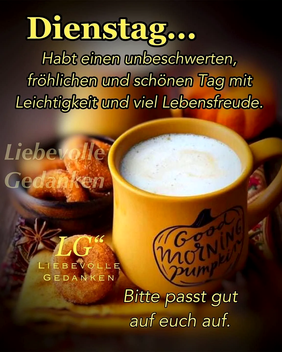 Gemütlicher Morgen: gelbe Tasse mit Kaffee und Milchschaum, verziert mit 'Good Morning Pumpkin'. Daneben liegen Zimtdonuts und Sternanis auf dunklem Holz, vermitteln eine warme, herbstliche und ruhige Stimmung.
