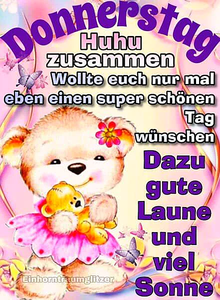 Ein niedliches Teddybärchen mit einem kleinen gelben Teddybär im Arm, umgeben von Blumen und Schmetterlingen, vor einem rosa Hintergrund mit goldenen Elementen.