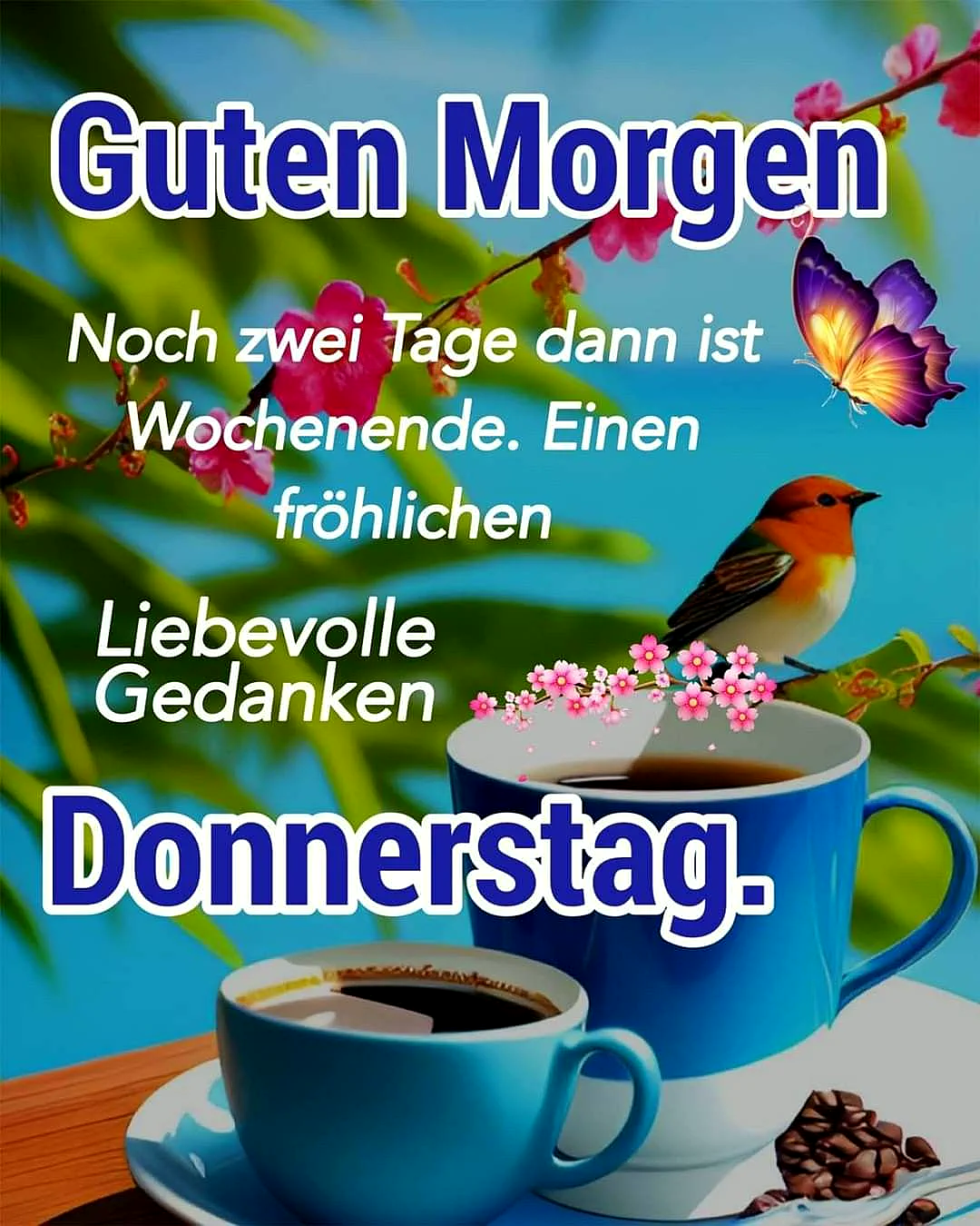 Ein Foto von zwei blauen Kaffeetassen auf einem Holztisch, eine Tasse mit Kaffee und ein paar Kaffeebohnen, die andere Tasse mit Kaffee und kleinen rosa Blumen darauf. Ein kleiner Vogel sitzt auf der Tasse mit den Blumen. Im Hintergrund sind grüne Blätter und ein Schmetterling zu sehen.