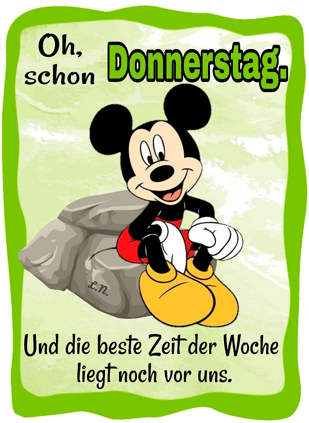 Ein digitales Bild von Mickey Mouse, der auf einem Felsen sitzt, mit einem freundlichen Lächeln. Der Hintergrund ist hellgrün mit einer grünen Umrandung. Der Text 'Oh, schon Donnerstag. Und die beste Zeit der Woche liegt noch vor uns.' ist in schwarzer und grüner Schrift über und unter dem Bild platziert.