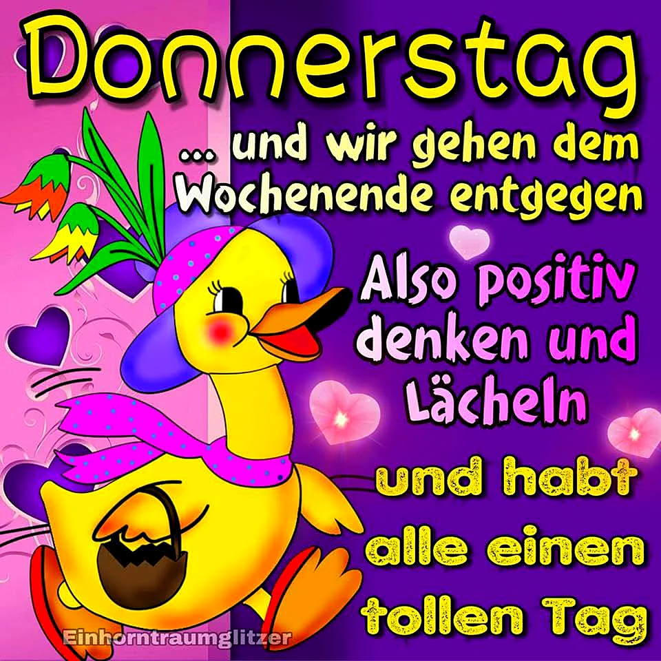 Ein cartoonartiges gelbes Küken mit rosa Hut und Halstuch vor einem pink-violetten Hintergrund mit Blumen, Herzen und Schmetterlingen. Das Küken lächelt und wirkt freundlich.