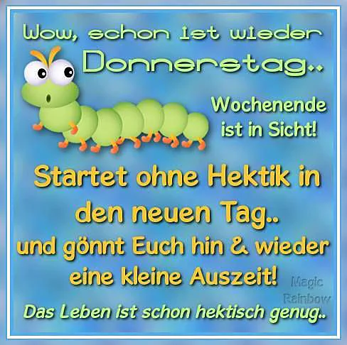 Ein grüner Cartoon-Wurm mit großen Augen und orangefarbenen Füßen auf blauem Hintergrund mit Texten über Donnerstag und Wochenende.