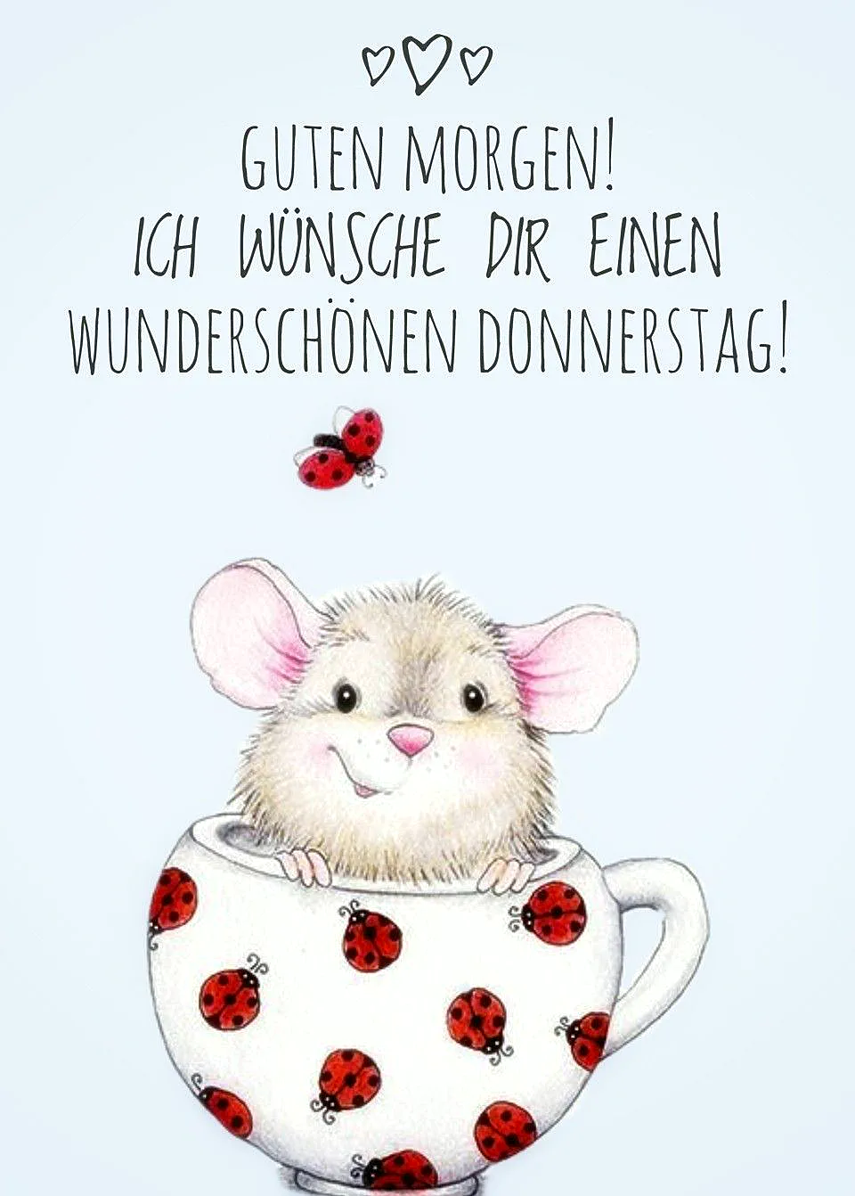 Ein niedliches, weißes Mäuschen mit rosa Ohren schaut aus einer weißen Tasse mit roten Marienkäfern. Ein Marienkäfer fliegt darüber. Der Hintergrund ist hellblau.