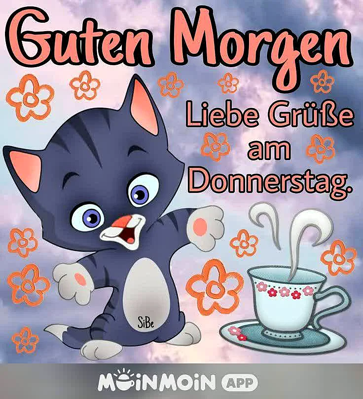 Ein niedliches Cartoon-Kätzchen mit großen Augen und rosa Ohren, umgeben von orangefarbenen Blumen, neben einer Tasse Kaffee auf einem Teller, vor einem pastellfarbenen Himmel.