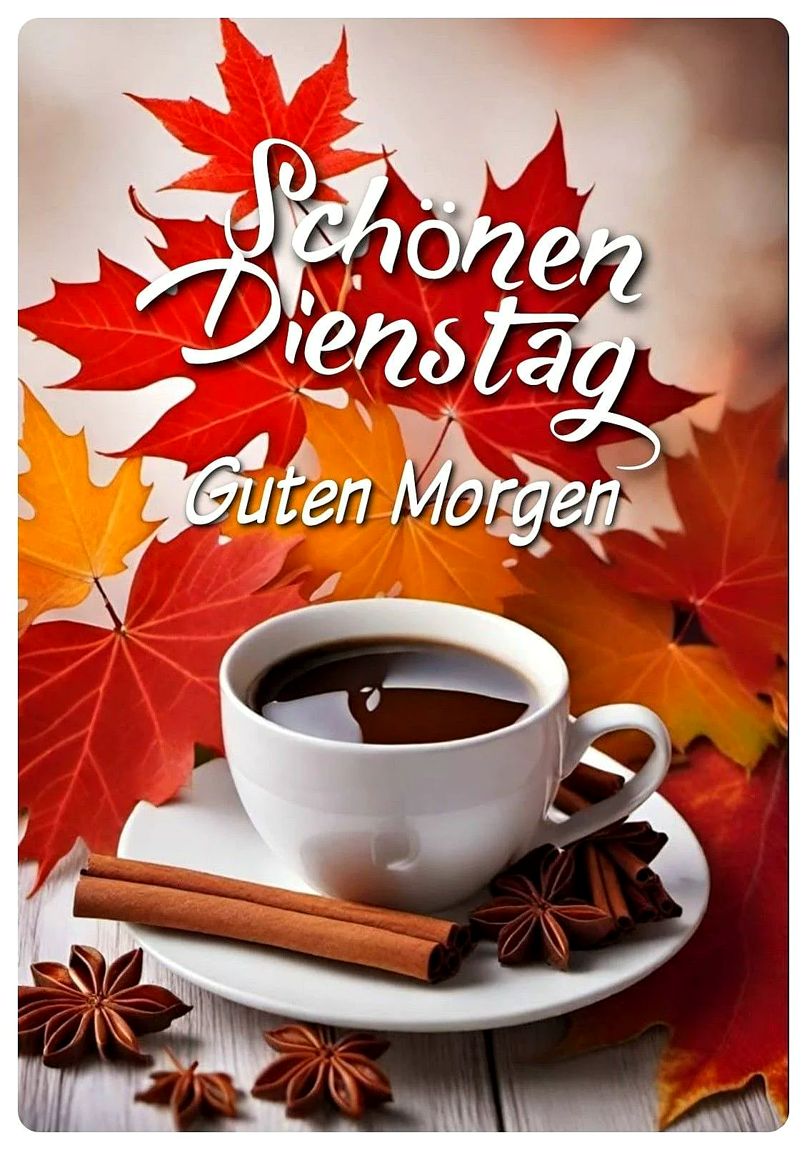 Eine weiße Kaffeetasse mit dunklem Kaffee steht auf einer Untertasse, umgeben von zwei Zimtstangen und Sternanis. Im Hintergrund leuchten rote und orangefarbene Herbstblätter und zaubern eine gemütliche Dienstagmorgen-Stimmung.