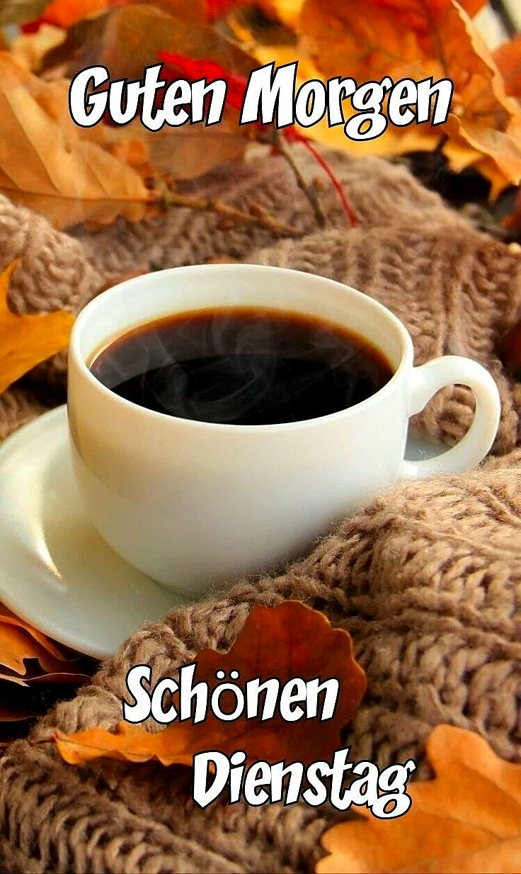 Eine Tasse Kaffee auf einem rustikalen Holztisch, umgeben von Herbstblättern und einem warmen Schal.