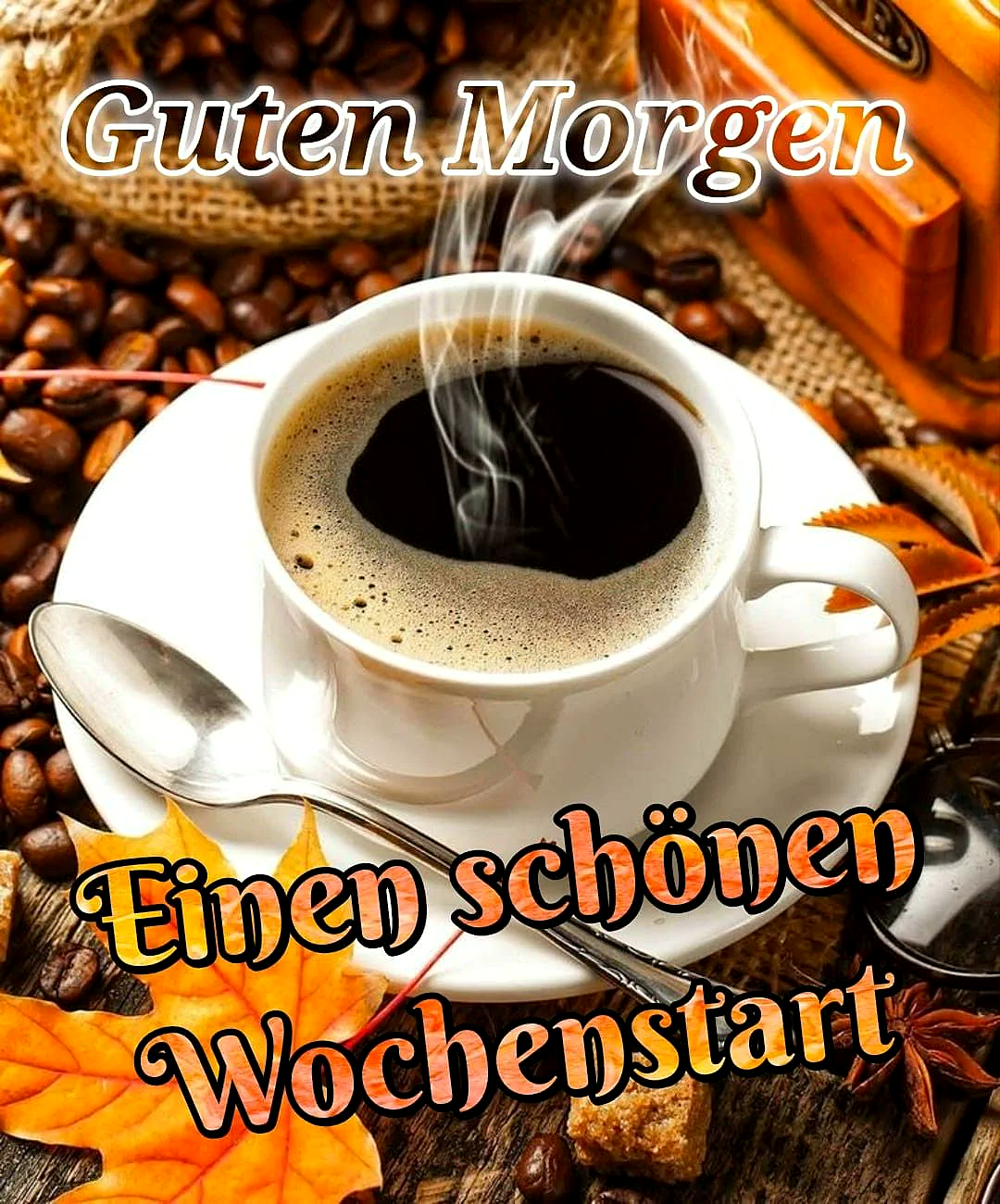Ein dampfender Kaffee in einer weißen Tasse auf einem Herbstteller, umgeben von Kaffeebohnen, Herbstblättern und einer Schachtel Zucker. Der Kaffee ist schwarz mit einer cremigen Oberfläche. Die Tasse hat einen eleganten Griff.