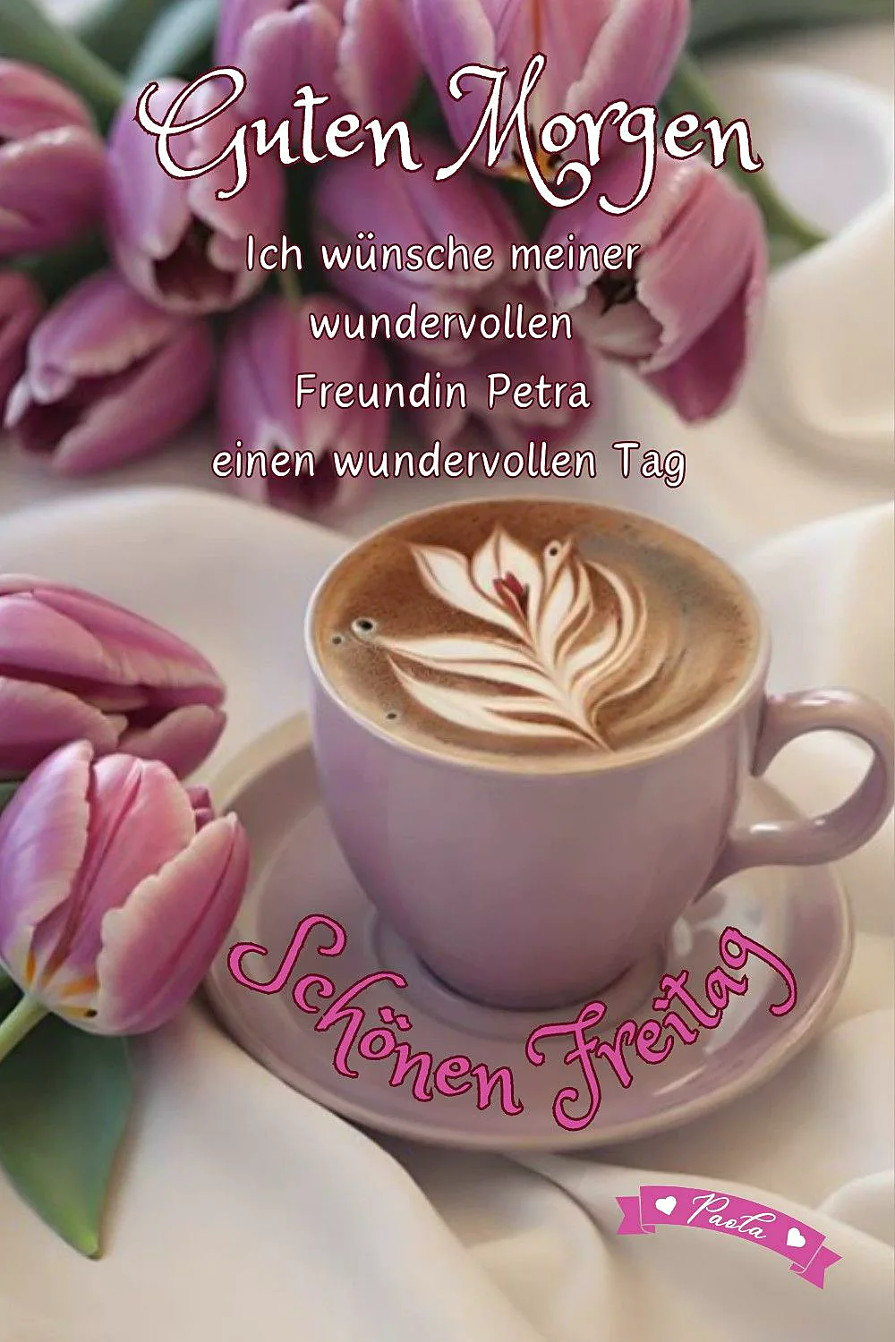Ein gemütliches Arrangement mit einer lavendelfarbenen Kaffeetasse, kunstvoller Latte Art und frischen rosa Tulpen auf weichem, weißen Stoff. Es verströmt eine entspannte Morgenstimmung und wünscht einen wunderschönen Freitag sowie einen erholsamen Start ins Wochenende.