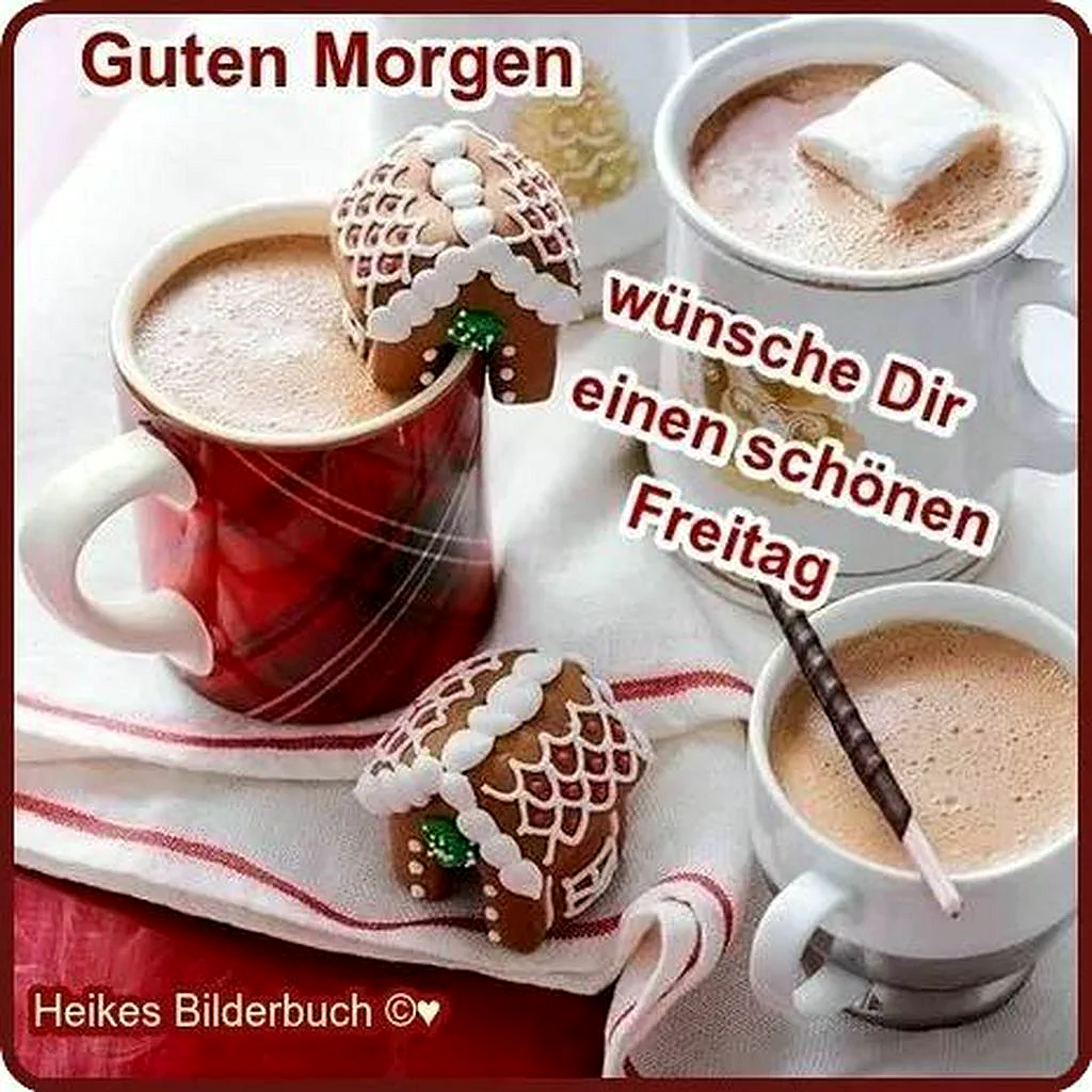 Drei Tassen mit heißem Kakao und Kaffee, liebevoll dekoriert mit Lebkuchenhäuschen und einem Marshmallow, auf einem rot-weiß karierten Küchentuch, strahlen gemütliche Freitagsstimmung aus.