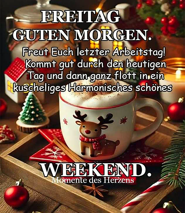Ein festlich dekorierter Tisch mit einer Tasse Kaffee, Weihnachtsdekorationen, einem kleinen Weihnachtsbaum und einer Kerze. Die Tasse zeigt einen Weihnachtsmann mit Rentieren.