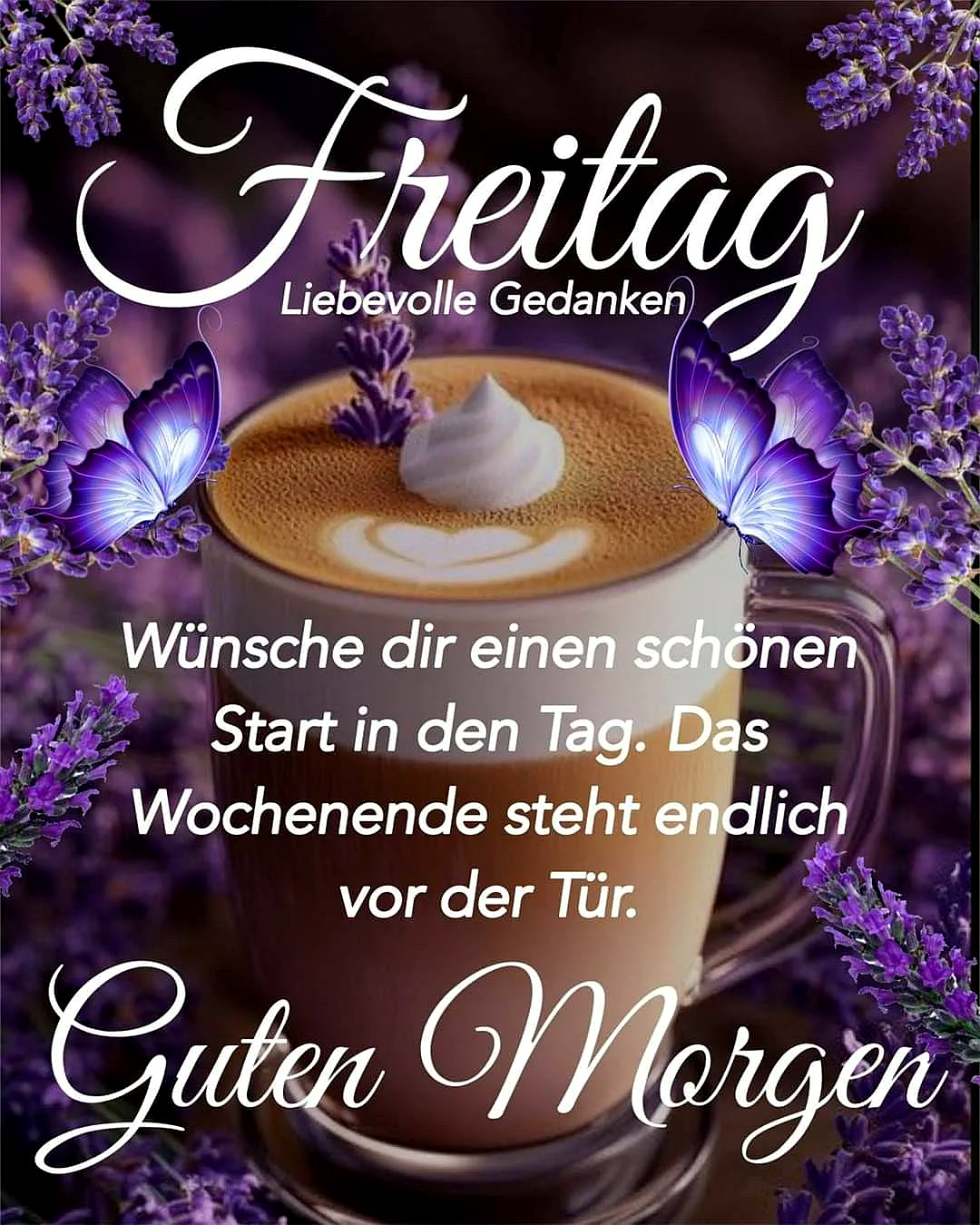 Ein Kaffee mit Schaum und Lavendel, umgeben von zwei violetten Schmetterlingen, Lavendelblüten im Hintergrund.