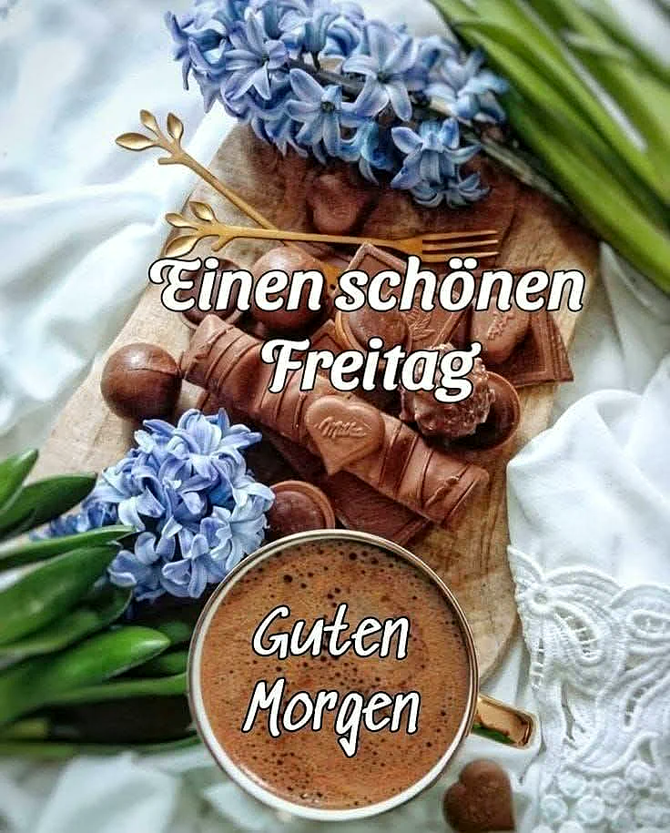 Ein Frühstückstablett mit Schokolade, blauen Blumen, einem goldenen Besteck und einer Tasse Kaffee auf einem weißen Tischtuch.